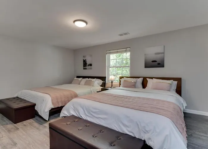 Stylish 3Br 3Ba Colonial House By Cozysuites