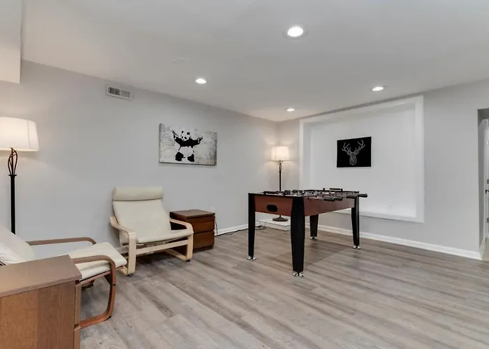 Stylish 3Br 3Ba Colonial House By Cozysuites