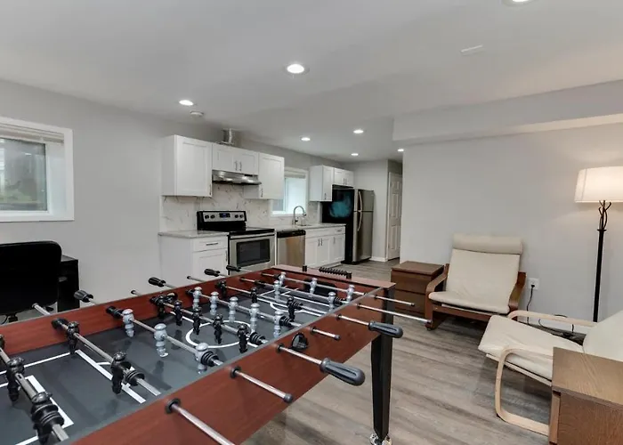 Stylish 3Br 3Ba Colonial House By Cozysuites