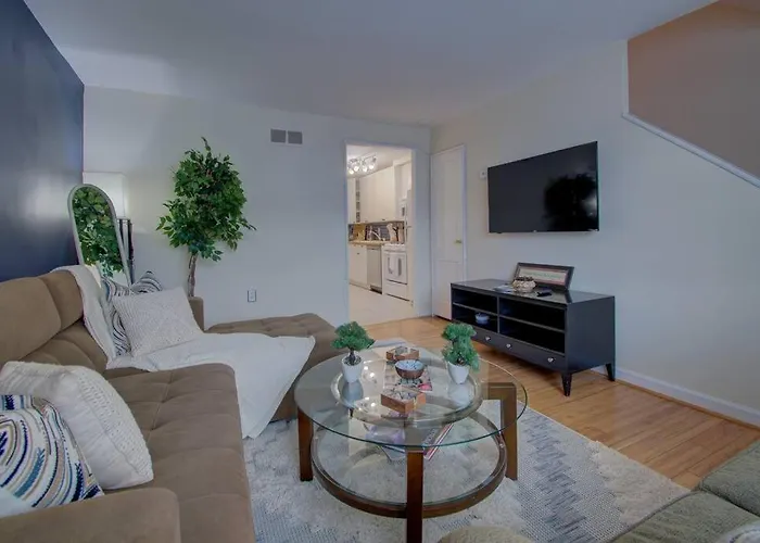 Book Now! 8-Min To Metro - King Bed- Old Town Central Retreat - Floyd'S Freedom -