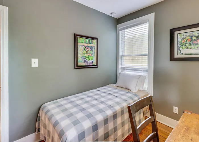 Walk To Old Town Chic Alexandria Abode With Patio!
